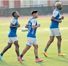  ??  ?? TROTE. Solani, Chirinos y Kevin álvarez avanzan lentos antes de encender los motores en el entreno.