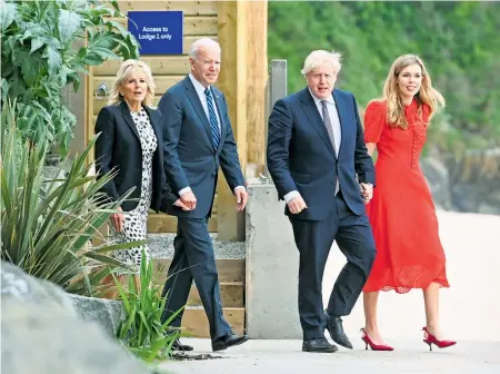  ?? REUTERS ?? Joe Biden y la primera dama de EU, Jill Biden, dieron un paseo con Boris Johnson y su esposa, Carrie Johnson, en Cornwall