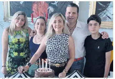  ??  ?? > Mario Zamora Gastélum con su esposa, Wendy Ibarra de Zamora, y sus hijos, Ana María, Wendy y Mario Zamora Ibarra.