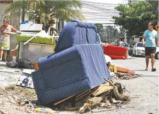  ?? SEVERINO SILVA ?? Em Marechal Hermes, móveis destruídos pelo temporal e lixo estavam espalhados na rua até ontem