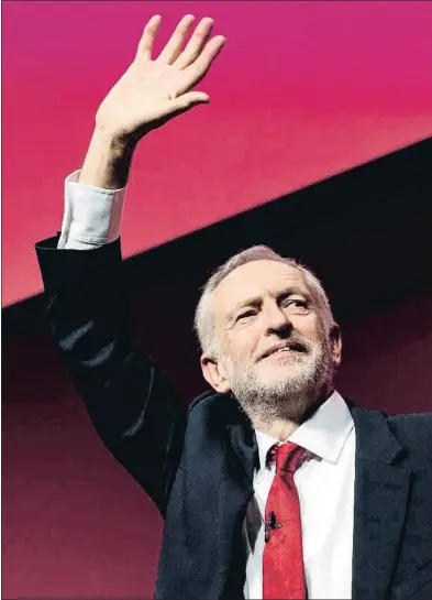  ?? WILL OLIVER / EFE ?? El líder del Partido Laborista, Jeremy Corbyn, saluda tras su discurso de ayer en Liverpool