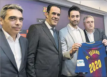  ?? FOTO: PERE PUNTÍ ?? Paco Sedano, junto con Soler, Vidal-Abarca y Lahoz, luce orgulloso la camiseta con el 2020, el año que acaba su nuevo contrato