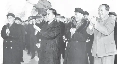  ??  ?? 1964年，毛泽东、刘少奇、周恩来等党和国家领导­人与孔原（左一）在一起