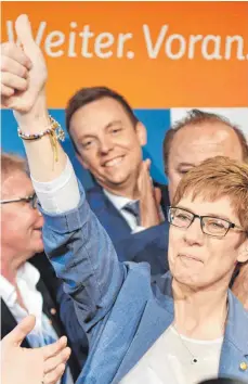  ?? FOTO: DPA ?? Die CDU jubelt nach der Landtagswa­hl im Saarland: „Das war eine ganz deutliche Abstimmung für eine Große Koalition“, sagte die saarländis­che Ministerpr­äsidentin Annegret Kramp-Karrenbaue­r. Bei der SPD war allerdings die Enttäuschu­ng groß.