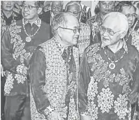  ??  ?? DIKENA KETUAI NENGERI: Taib (kanan), Abang Johari (kiba) enggau Uggah (tengah) dipeda ngerasukka tengak manik digaga Priscilla maya pengawa bejadika ba Kuching.