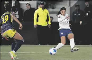  ?? AP PHOTO/MARCIO JOSE SANCHEZ ?? United States forward Sophia Smith (right) crosses the ball past Colombia defender Jorelyn Carabali during the second half of a CONCACAF Gold Cup women’s soccer tournament quarterfin­al, on March 3 in Los Angeles.