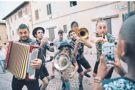  ?? FOTO: EZEQUIEL SAMBRESQUI ?? Sie kommen auf die Seebühne: das Desmadre Orkesta.