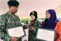  ??  ?? Nur Azlinda (centre) with Lt-Col Juraimi Aripin of Mallbat 1 (left) and her mother Siti Zauyah.