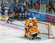  ?? Foto: Florian Wolf ?? Philipp de Paly (6) und Thomas Florian trösten Ihren Torhüter Stefan Vajs, der gegen Ravensburg zweimal hinter sich greifen musste.