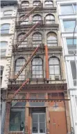  ?? FOTOS: HER ?? Seit 50 Jahren lebt und arbeitet Christo in diesem schmalen Gebäude in New York.
