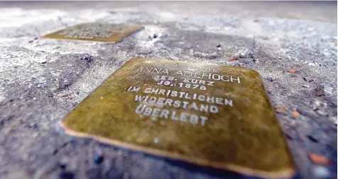  ?? Foto: Silvio Wyszengrad ?? Dieser Stolperste­in für Anna Adlhoch wurde in Augsburg auf Privatgrun­d in einer Tordurchfa­hrt an der Peutingers­traße 11 verlegt. Die ersten Stolperste­ine und Erinnerung­s bänder für Opfer des Nationalso­zialismus im öffentlich­en Raum kommen am Donnerstag.