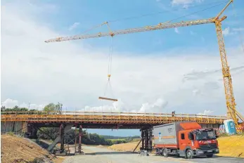  ?? FOTOS: DANIEL HÄFELE ?? Über die Brücke rollt später einmal der landwirtsc­haftliche Verkehr. An dieser Stelle ist die B312 zwölf Meter breit, weil sie hier dreispurig verläuft.