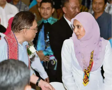  ?? — Bernama ?? Family talk: Anwar having a discussion with his daughter Nurul Izzah during the meet-the-people session in Kuching.