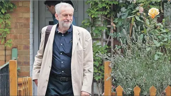  ?? SUZANNE PLUNKETT / REUTERS ?? Jeremy Corbyn, fotografia­do ayer por la mañana al salir de casa, estuvo todo el día intentando que su partido no se parta en dos