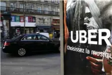  ?? (CHARLES PLATIAU/KEYSTONE) ?? Une publicité pour Uber à Paris. C’est en Inde et en Russie que le service progresse le plus, selon les chiffres dévoilés jeudi.