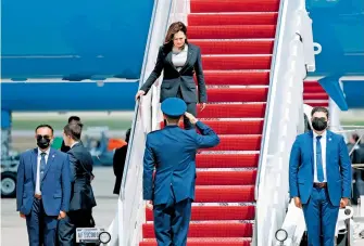  ?? REUTERS ?? Kamala Harris baja del Air force One tras regresar por un "fallo técnico"