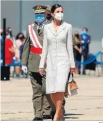  ?? EFE ?? La reina Letizia, con el vestido-abrigo que llevó en 2006.