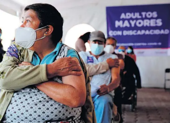  ?? FOTO: EFE ?? >La vacunación para adultos mayores inició en México desde febrero del 2021. San Martín de las Pirámides, Estado de México.