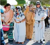  ?? Fotos: Susanne Raffler ?? Im Zirkus Halli Galli traten Chinesen auf und an dem schönen warmen Sommertag wurde es auch den Beduinen samt Kamel nicht zu kalt.