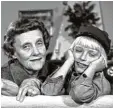  ?? Foto: dpa ?? Hier siehst du Astrid Lindgren mit dem Michel Darsteller Jan Ohlsson.