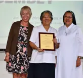  ??  ?? Sr. Banayo, ma receiving a Cert. of Recognitio­n