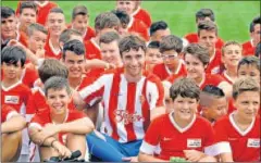  ??  ?? PRESENTADO. Amorebieta ya posó con la camiseta del Sporting.