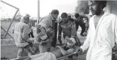  ??  ?? TRASLADO
S. Bomberos y médicos ayudan a trasladar a los heridos.