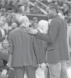  ?? Kin Man Hui / San Antonio Express-News ?? Leonard, right, and assistant coach Ettore Messina share a lighter moment during a game against the Cavaliers at the AT&T Center on Tuesday. Nobody knows when the Spurs star will return from injury.