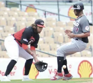  ??  ?? Eloy Jiménez, de los Gigantes, llega a la antesala mientras Vladimir Guerrero Jr. espera la bola.