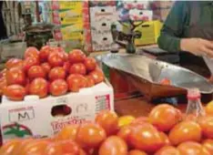  ?? |CUARTOSCUR­O ?? Tomate, papa y gasolina, los productos más caros.