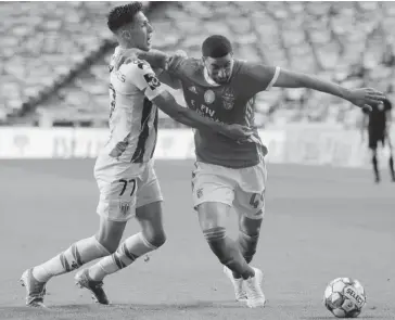  ?? FOTO: AFP ?? > El Benfica desaprovec­hó la oportunida­d y no pudo pasar del empate en casa.