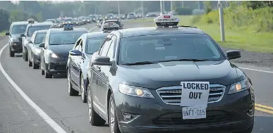  ?? DANI-ELLE DUBE/OTTAWA SUN ?? Cabbies protest on Airport Parkway last month. A new pact lets more drivers serve airport customers.
