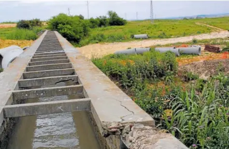  ?? // ÁLVARO RIVERO ?? Un canal de riego junto a unos tubos para llevar el agua