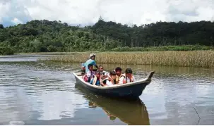  ??  ?? Far from school: Some orang asli children from villages near Tasik Chini, Pahang, have to take a boat to reach their school.