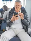  ??  ?? Dan Shechtman verschickt vor dem Abflug noch eine WhatsApp.