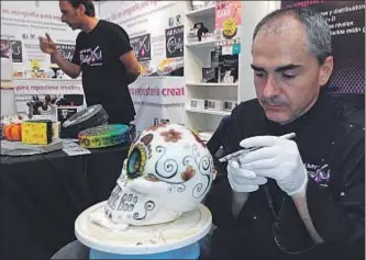  ?? ANTÒNIA JUSTÍCIA ?? El emprendedo­r Lluís Díaz tatuando con su aerosol una calavera chicana