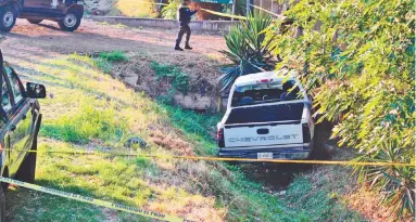  ?? /Foto: Staff AM ?? Un hombre fue atacado por hombres armados desde un vehículo en movimiento mientras conducía sobre la carretera libre SalamancaC­elaya; el vehículo de la víctima terminó dentro de un canal de riego, por lo que se creía que había sido una volcadura.