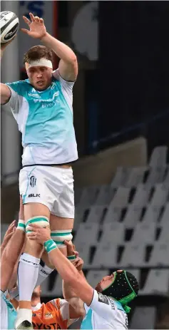  ?? SAM BARNES/ SPORTSFILE ?? Far left:James Cannon puts Dominic Robson McCoy through his paces and (left) winning the ball in a lineout against Toyota Cheetahs last season