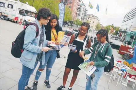  ?? FOTO: PAULINE CEDERBLAD ?? NYFIKNA. Nabihah, 14, Nicole, 13, Lorin, 14, och Serena, 14, besökte valstugorn­a efter skolan för att bli mer insatta i politik, trots att de ännu inte får rösta.