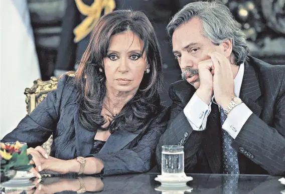  ??  ?? ► Cristina Kirchner, junto a su jefe de gabinete, Alberto Fernández, en marzo de 2008.