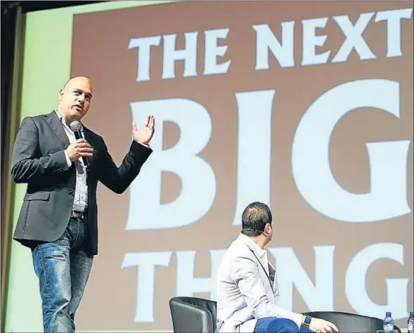  ?? ÀLEX GARCIA ?? El gurú. Salim Ismail, uno de los tótems del mundo de la emprendedu­ría, durante su conferenci­a en el BizBarcelo­na