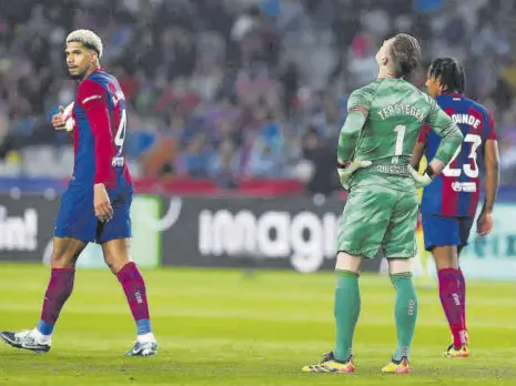  ?? ?? Ter Stegen y Araujo, protagonis­tas tras dos errores monumental­es que supusieron dos goles en contra