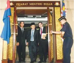  ??  ?? Osman (centre) flanked by Local Government, Science and Technology exco Tan Hong Pin (left) and Jimmy Puah Wee Tse, who is Internatio­nal trade, Investment and Utilities exco, as they leave their first exco meeting.