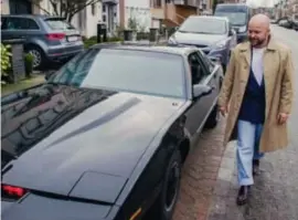  ?? FOTO VTM ?? Sven De Ridder mag even zijn innerlijke Knight Rider tot uiting brengen met de enige echte KITT.