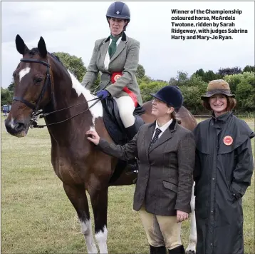  ??  ?? Winner of the Championsh­ip coloured horse, McArdels Twotone, ridden by Sarah Ridgeway, with judges Sabrina Harty and Mary-Jo Ryan.