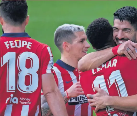  ??  ?? Luis Suárez abraza a Lemar tras marcar el 0-1 de falta directa. El uruguayo pidió lanzar a su compañero, con quien estuvo ensayando durante la semana.