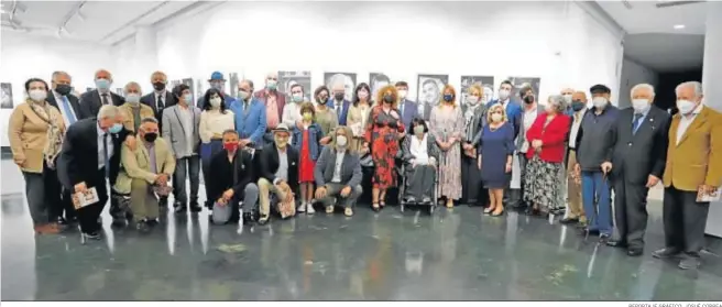  ?? REPORTAJE GRÁFICO: JOSUÉ CORREA ?? Foto de familia de los retratados y autoridade­s asistentes a la exposición, inaugurada ayer en la Caja Rural del Sur.