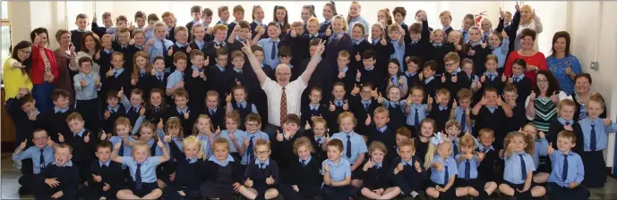  ??  ?? St Leonard’s NS principal Martin Kennedy with staff and pupils on the day he retired.