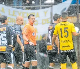  ??  ?? No va más. El árbitro Di Bastiano paró el partido por falta de garantías.