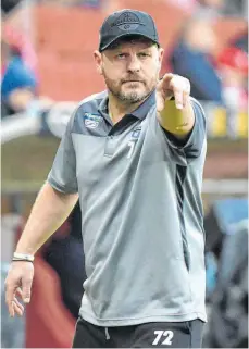  ?? FOTO: TORSTEN SILZ/DPA ?? Glaubt nicht daran, dass die Fußballwel­t gerechter wird: Paderborns Trainer Steffen Baumgart.